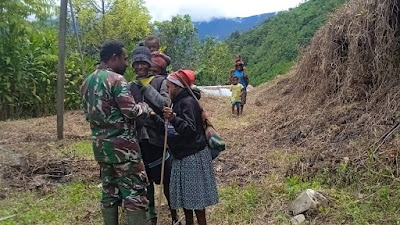 Hilangkan Trauma Masyarakat,  Babinsa Kiwirok Kunjungi Kampung Apom
