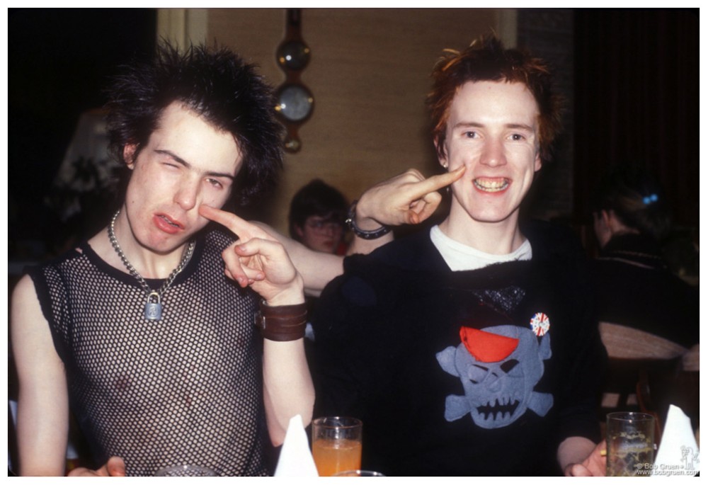 파일:external/jazzinphoto.files.wordpress.com/sid-vicious-and-johnny-rotten-bob-gruen-1977.jpg