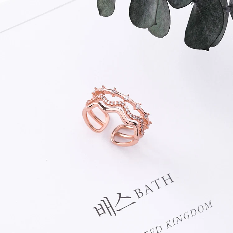 Drie-laags golfvormige ring met micro-ingezette zirkonia, decoratieve ring voor de wijsvinger. Verfraai uw vinger met stijl.