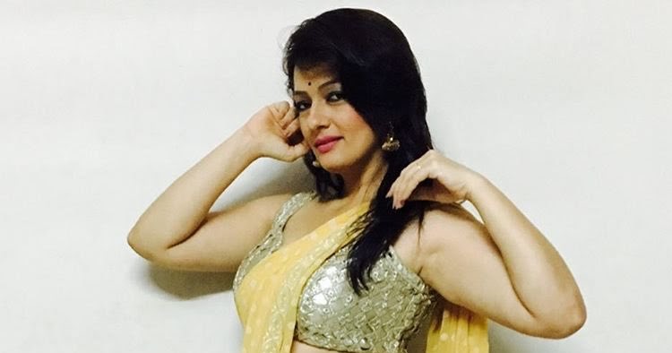 Falguni Rajani In Sleeveless Saree Blouse Bhabhiji Ghar