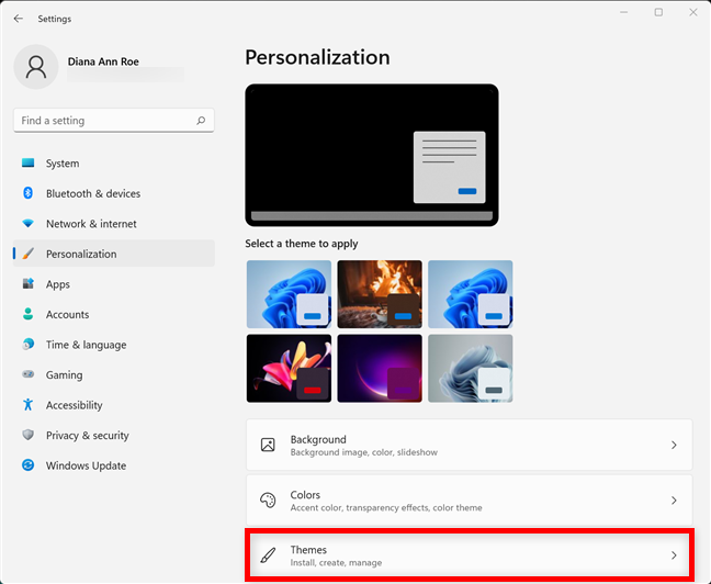 Нажмите или нажмите «Темы» на вкладке «Персонализация».