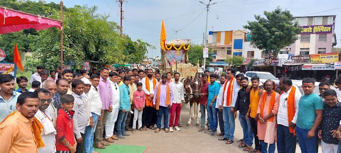 आ. संतोष बांगर साहेब यांनी छत्रपती शिवरायांचे अंगरक्षक शिवरत्न जिवाजी महाले यांच्या 387 व्या जयंतीनिमित्त त्यांच्या प्रतिमेचे पूजन करून केले अभिवादन