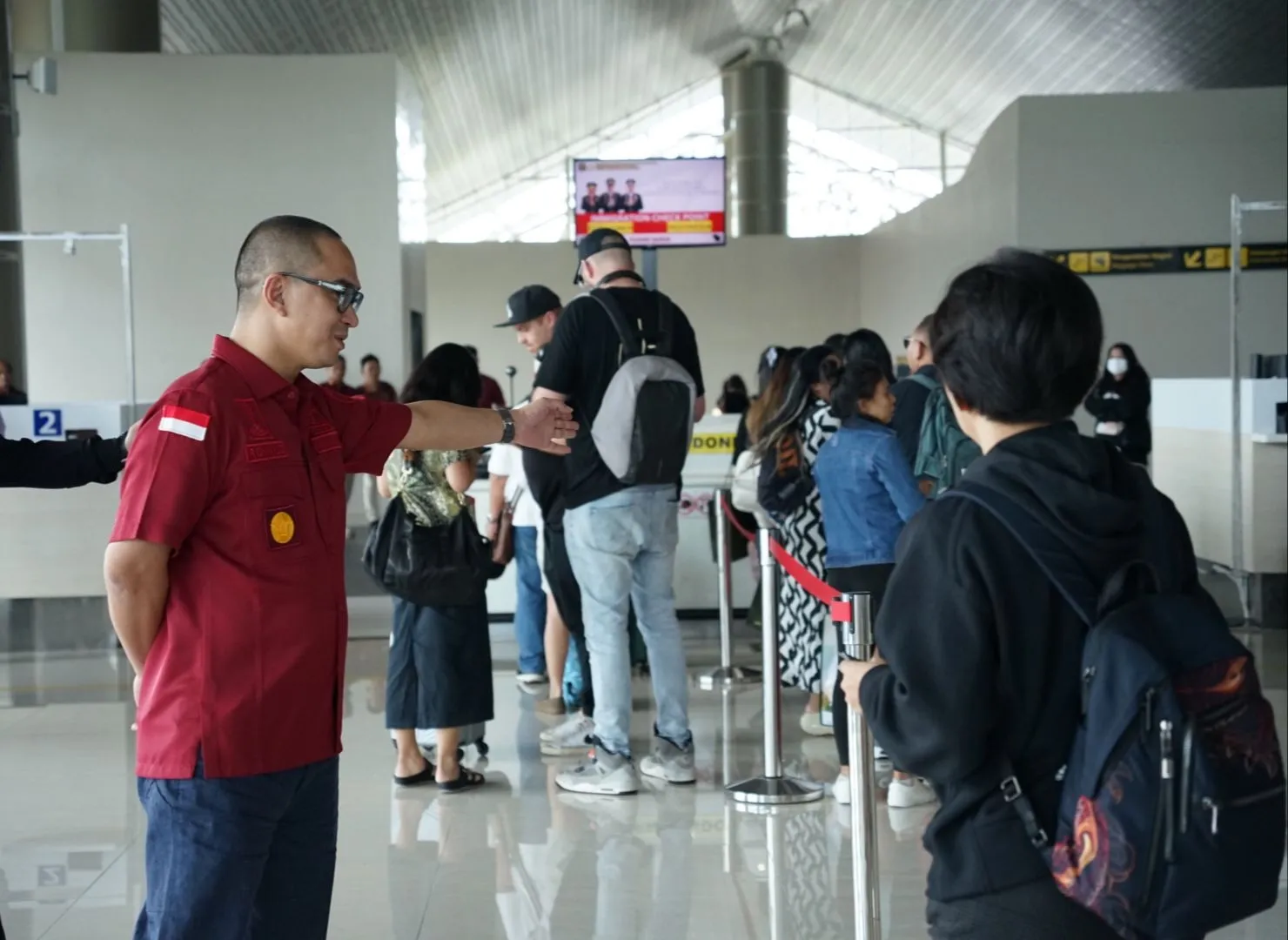 Kakanwil juga memonitor pelayanan keimigrasian di gate keberangkatan dan kedatangan internasional. (Foto istimewa)