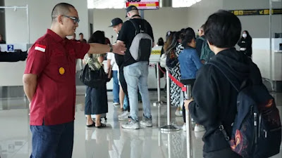 Kakanwil Meninjau Aktivitas Penerbangan Internasional di Bandara Sam Ratulangi