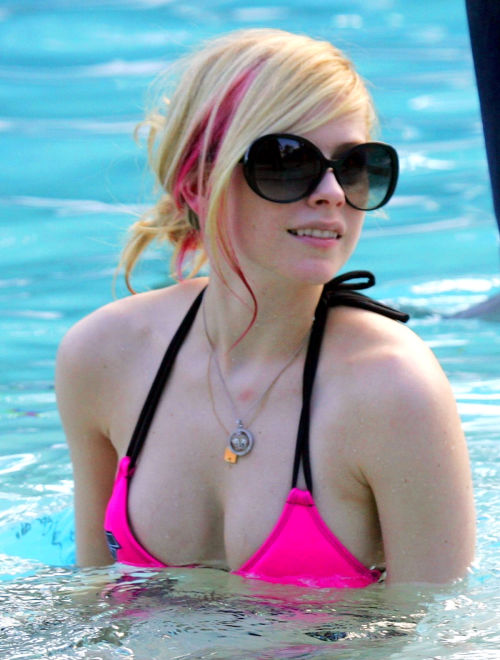 Avril Lavigne Sipping A Drink In The Pool In A Pink Bikini 01