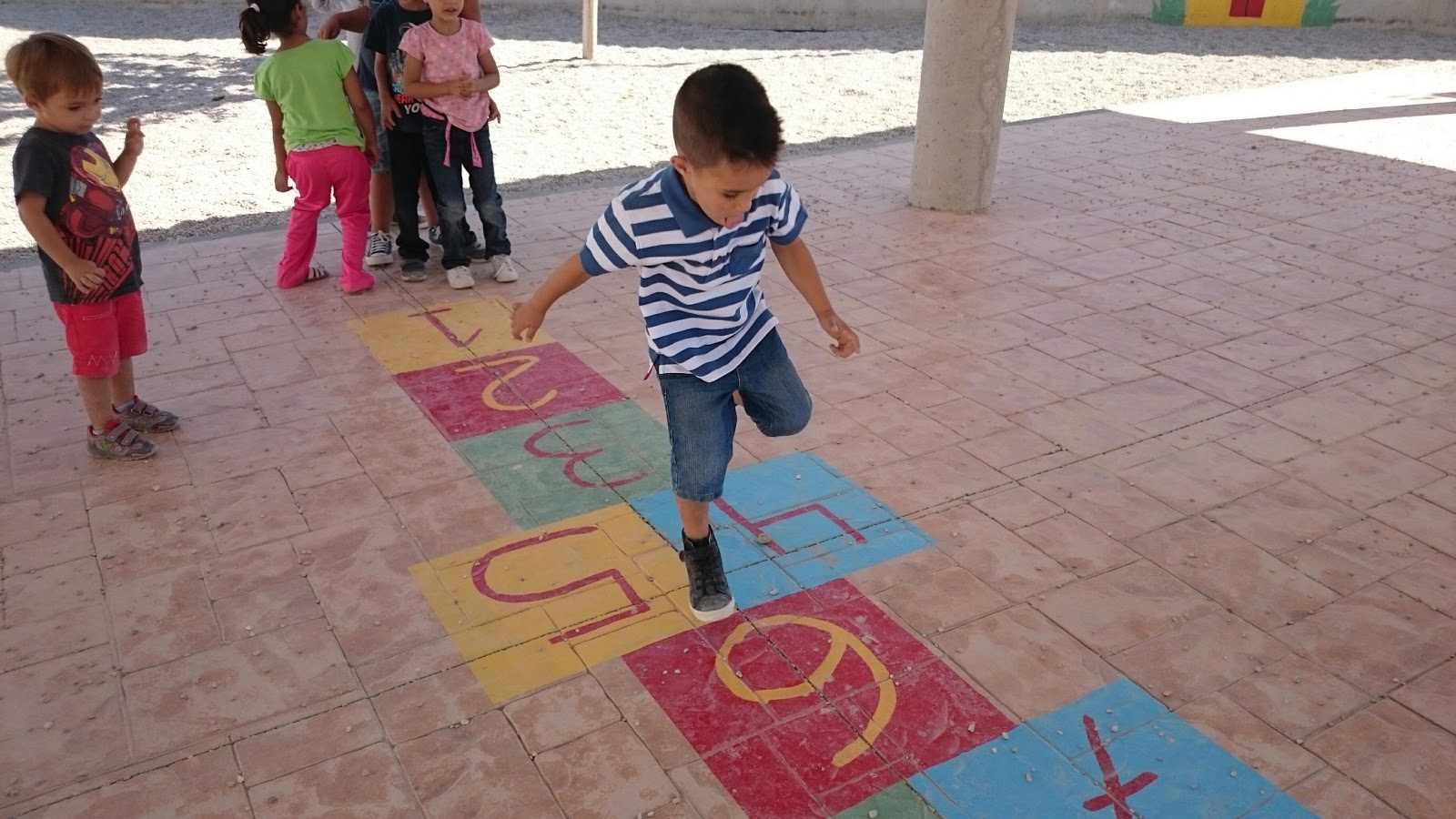 Un Juego De Patio / Nuevos diseños de juegos tradicionales para decorar