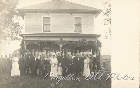 Unknown Group in front of a house Azo Triangles up    DL Ant 1904 to 1918