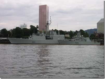 IMG_6233 HMCS Algonquin (DDG 283), HMCS Nanaimo (MM 702) & HMCS Whitehorse (MM 705) in Portland, Oregon on June 7, 2009