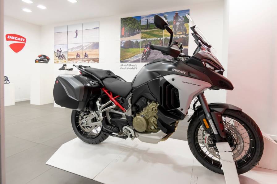 The first Ducati pop-up store dedicated to the Multistrada V4 was inaugurated in the historic center of Paris . The temporary exhibition “La Galerie by Ducati” allows a new experience and is present in Place de la Madeleine 32, in the eighth arrondissement.   Information The inauguration took place on December 17, 2021 and will remain open to the public throughout the Christmas period and until mid-January 2022 . Journalists, brand ambassadors and interested motorcyclists will be able to visit “La Galerie by Ducati” and share their travel stories, perhaps imagining new ones riding a Multistrada V4 technology.    As indicated, the exhibition will be accessible from 17 December 2021 to 15 January 2022 and from Tuesday to Saturday from 11:00 to 19:00, while on Sundays it is possible to access from 11:00 to 18:00. The exhibition will be closed on Saturday 25 December and Sunday 26 December, as well as Saturday 1 January and Sunday 2 January 2022. "La Galerie by Ducati" allows, as in an art gallery, to get to know the nature and characteristics of the motorcycle and also represents a space in which to remember or imagine stories on the saddle of a motorcycle. In addition, in Paris the presence of Emerson Gattafoni and Valeria Cagnoni who have traveled the world with several generations of Multistrada is reported.