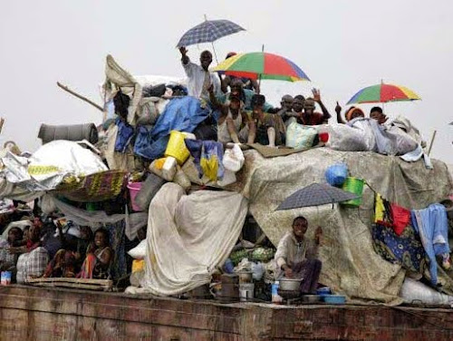 Une embarcation quitte Kinshasa vers Kisangani sur le fleuve Congo. 2012. Photo Monusco/Myriam Asmani