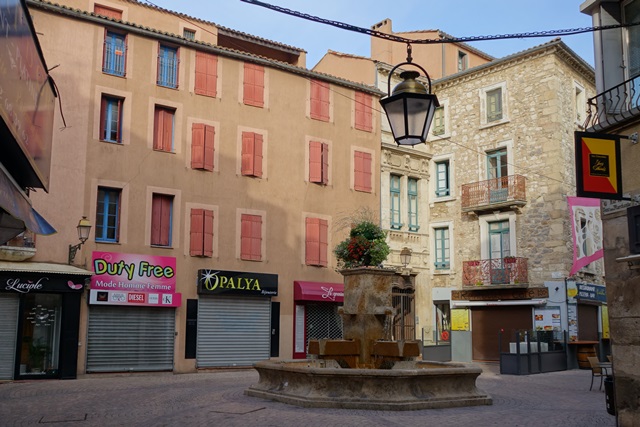 1. Narbona. Cucugnan. Castillos Queribus y Peyrepertuse. Gargantas Galamus. - De viaje por Francia: diarios, viajes y excursiones en coche. (8)