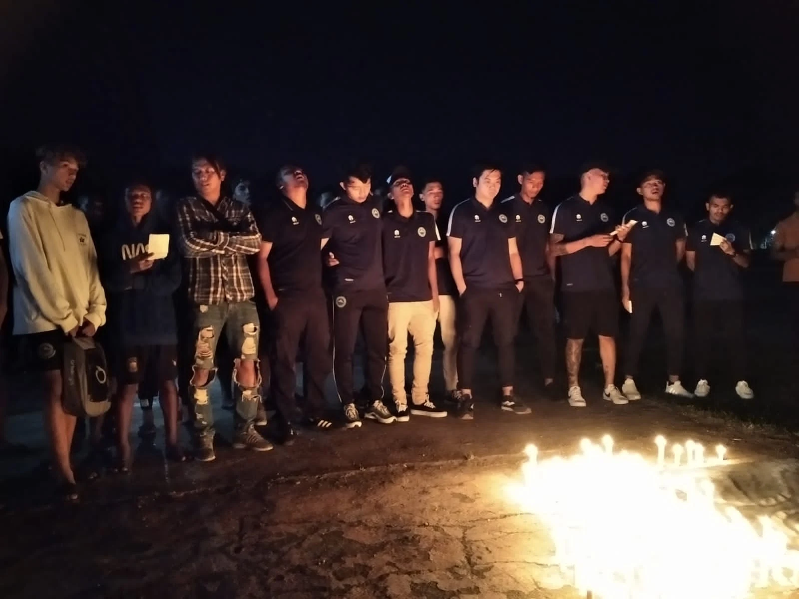 Kelompak suporter yang tergabung dalam La Grande Celebes Nord, Ultras Kawanua, Briggata The Man, South Legion,  Barol North Side, dan Laskar Klabat melakukan aksi solidaritas Senin (3/10) di Stadion Klabat. (Foto istimewa)