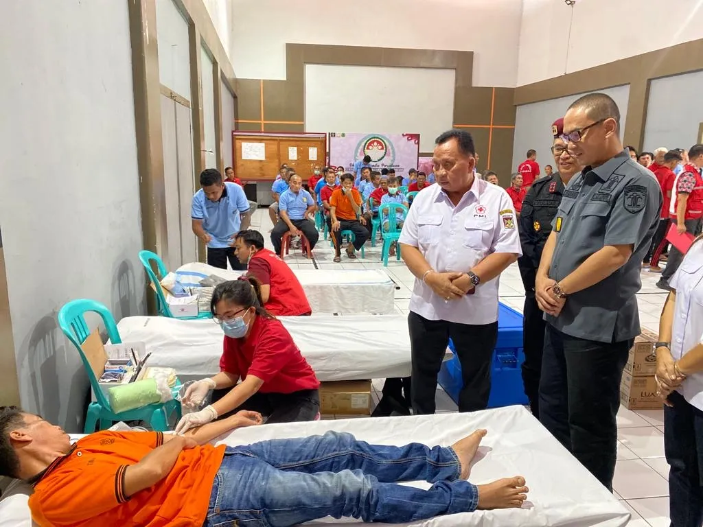 Warga Binaan Lapas Tondano antusias berpartisipasi dalam donor darah bersama PMI Minahasa. (Foto istimewa)