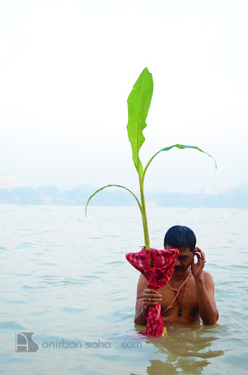 kola bou snan, durga puja, kola bou, ganesh, kolkata, ghaat, ghat, ganga, india