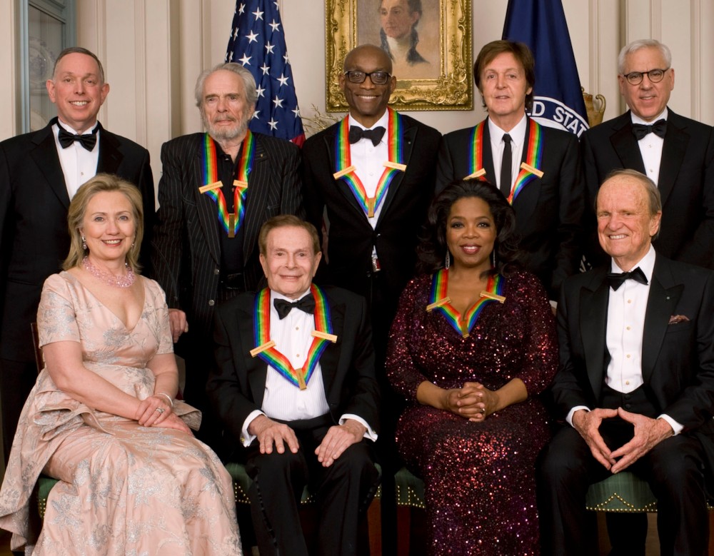 파일:external/nomoredownlow.tv/2010-Honors-Class-photo-with-Secretary-Clinton-Courtesy-CBS-John-Filo.jpg