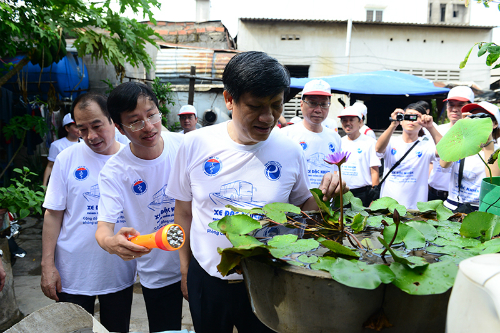 Thu truong Bo Y te Nguyen Thanh Long van dong nguoi dan dia ban quan 7 TP HCM diet lang quang vao thang 62015 Anh LP