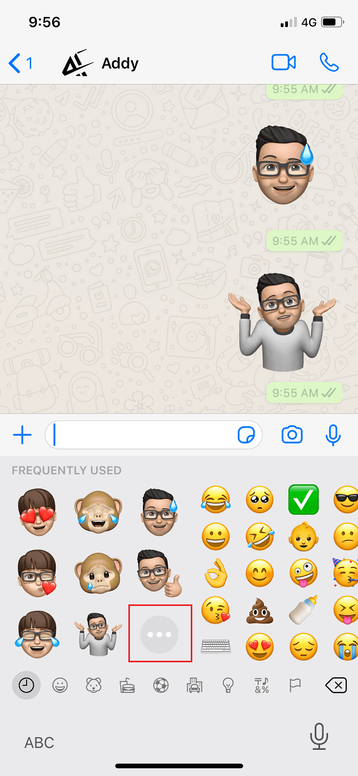 Tocca l'icona Emoji situata sulla tastiera e seleziona i tre punti