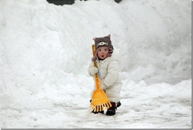 Kid-Shoveling-Snow-Badly-2