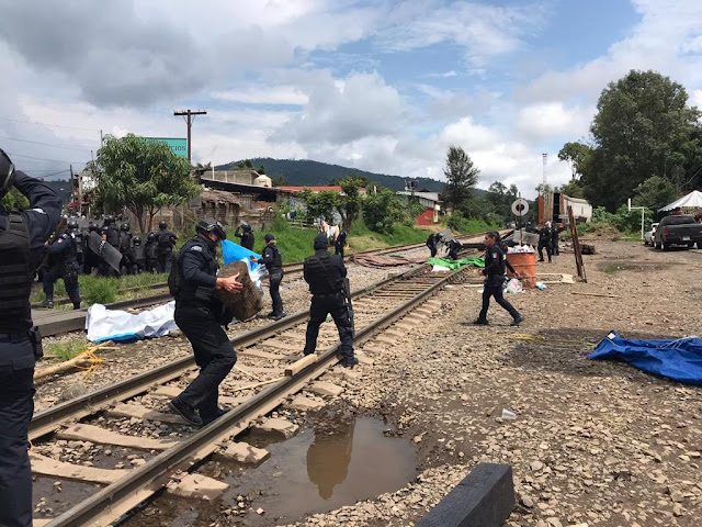  14 elementos resultaron lesionados y 7 maestros fueron detenidos en posesión de cohetones y bombas molotov, en enésimo desalojo de vías del tren.