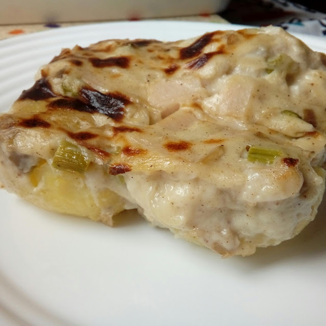 Pastel de patata con espárragos y pavo braseado