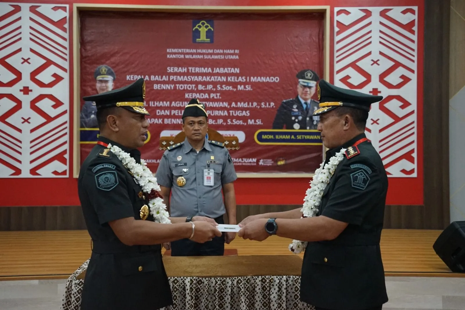 John Batara menyaksikan prosesi serah terima jabatan Kepala Balai Pemasyarakatan Kelas I Manado. (Foto istimewa)