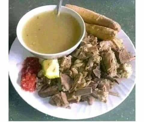 Wadai Kuuziwa Supu ya Nyama ya Mbwa na Ndizi za Kuchemsa