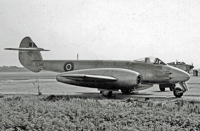 파일:external/upload.wikimedia.org/640px-Gloster_Meteor_F.4_VT340_Fairey_Ringway_21.07.55_edited-2.jpg