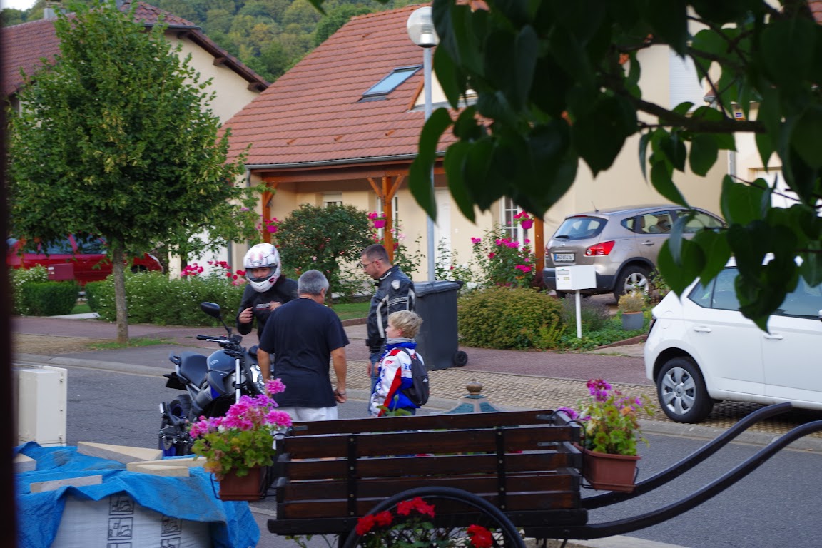 ARRIVEE D'AMELIE AVEC SA MOTO IMGP7373