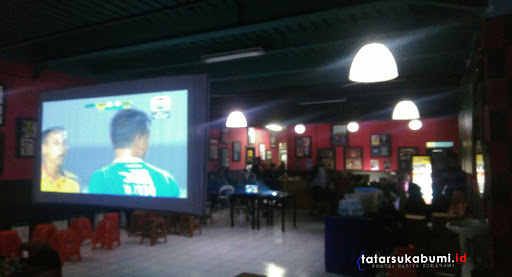 
Kang Emil Nobar Persib di Capitol Sukabumi
