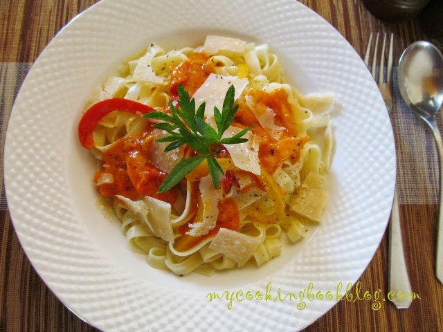 Талятеле (Tagliatelle) с цветни чушки, сметана и чесън