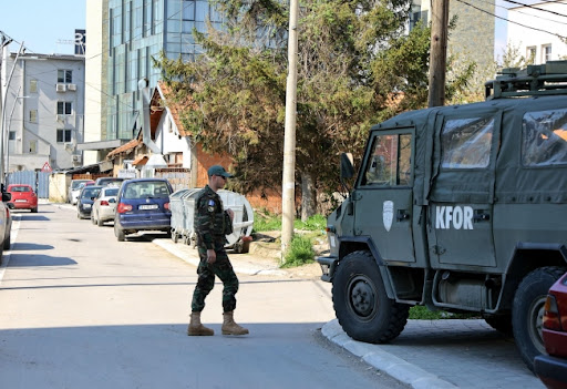 Kfor propustio zaposlene do ulaza u opštinu Zvečan, zaustavila ih policija i upotrebila suzavac