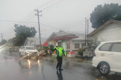 Kepedulian Sat Lantas Polres Labuhanbatu Jaga Kelancaran Arus Lalu Lintas di Tengah Hujan