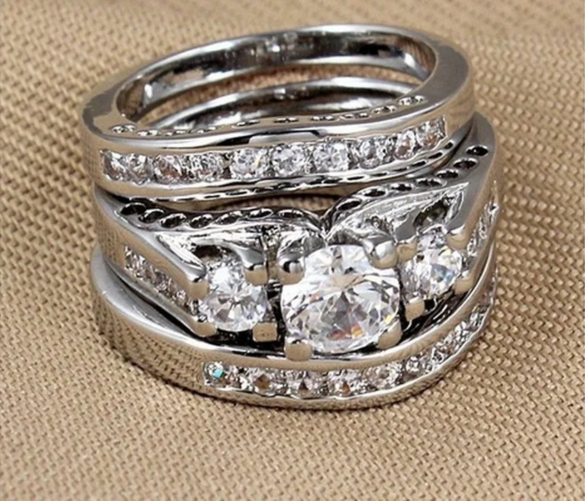 Driedelige set trouwringen met armband en diamant, ideaal om liefde en verbintenis op een stijlvolle manier te tonen.