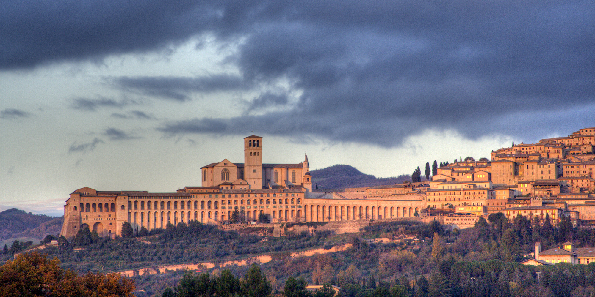 파일:external/upload.wikimedia.org/Assisi-skyline.jpg