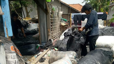 Komunitas Karawang Peduli Sampah Terus 'Sapu' Tumpukan Sampah Plastik
