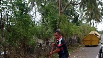 Seorang Diri Eksekusi Sampah Berserakan Dekat Mapolres Pijay