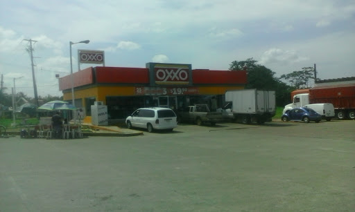 Oxxo, Tierra Blanca - Sayula de Alemán 1075, Alfonso Roman, 95697 Juan Rodríguez Clara, Ver., México, Tienda de ultramarinos | VER