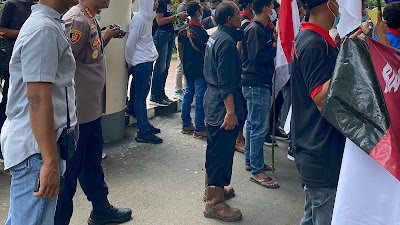 Personil Polresta Pontianak Berikan Pengamanan pada Aksi Unjuk Rasa May Day