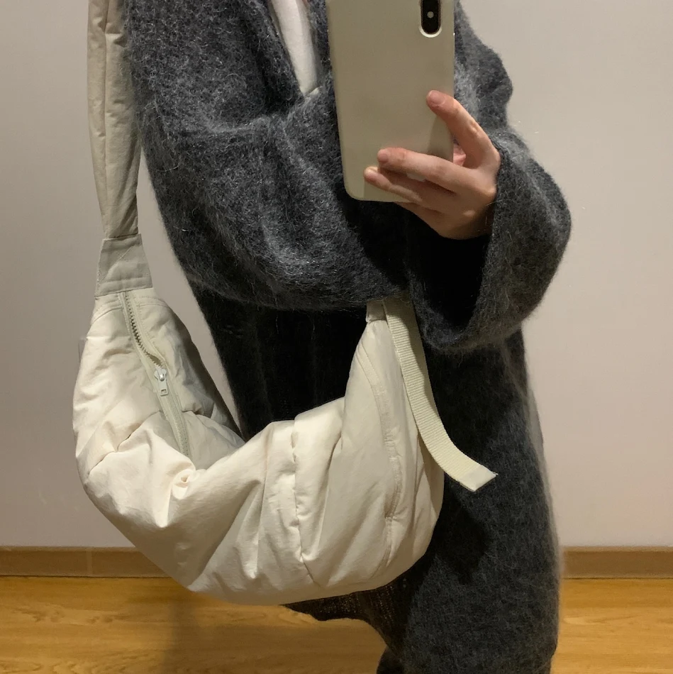 Speciaal ontworpen halve maan crossbody tas van katoen en linnen, fluffy gevuld, rijstwit, wolken, perfecte accessoire.