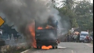 *Satu Unit Truck Terbakar dan Meledak di Jalan Sibolga Barus*