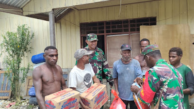 Dandim 1715/Yahukimo Berikan Bantuan Sembako Kepada Masyarakat Di Kampung Samboga Dekai