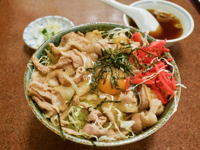 焼肉丼。スープと漬物がセット。