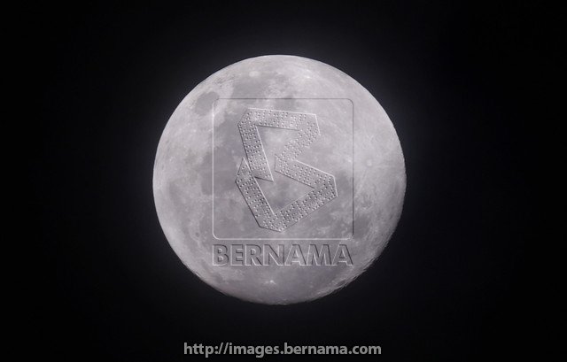  Pemandangan bulan purnama  hampir penuh Kerabu Bersuara