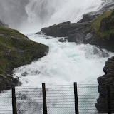 Het natuurgeweld van de Kjosfossen-waterval.