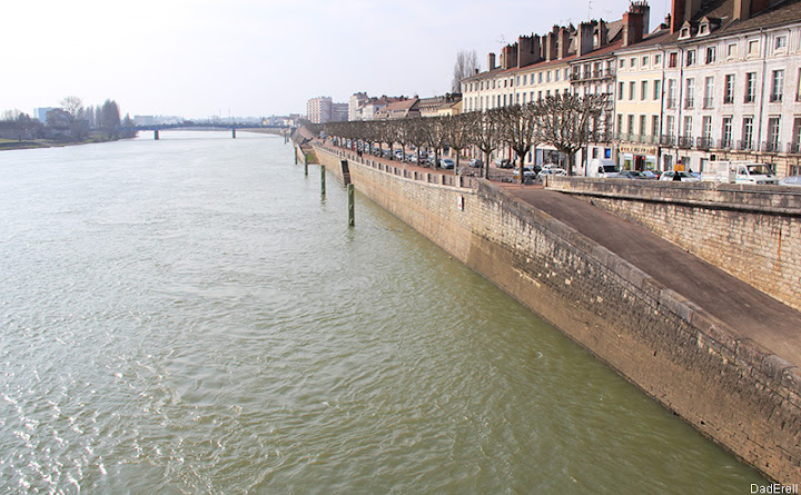 La Saône, les quais et la ville de Chalon sur Saône. 