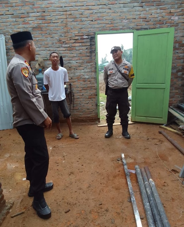 Kapolsek Firdaus Beri Bantuan Korban Bencana