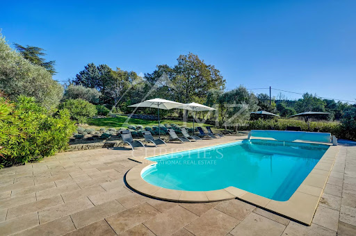 House with pool 2
