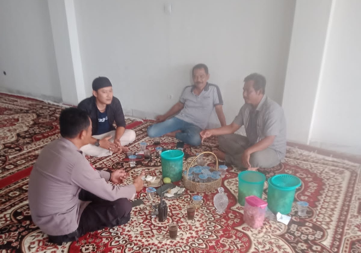 Personil Polsek Cikijing Sampaikan Pesan Kamtibmas Ke Kepala Desa Bagjasari