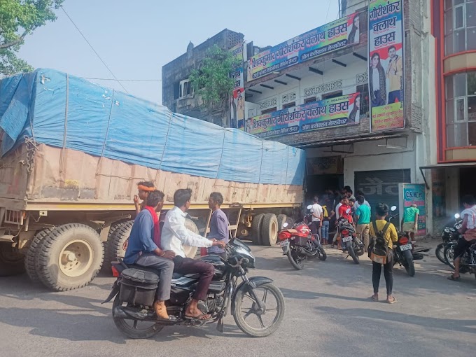 तेज रफ्तार ट्रक अनियंत्रित होकर एक मकान में जा घुसी बाल बाल बचे लोग, बड़ा हादसा टला