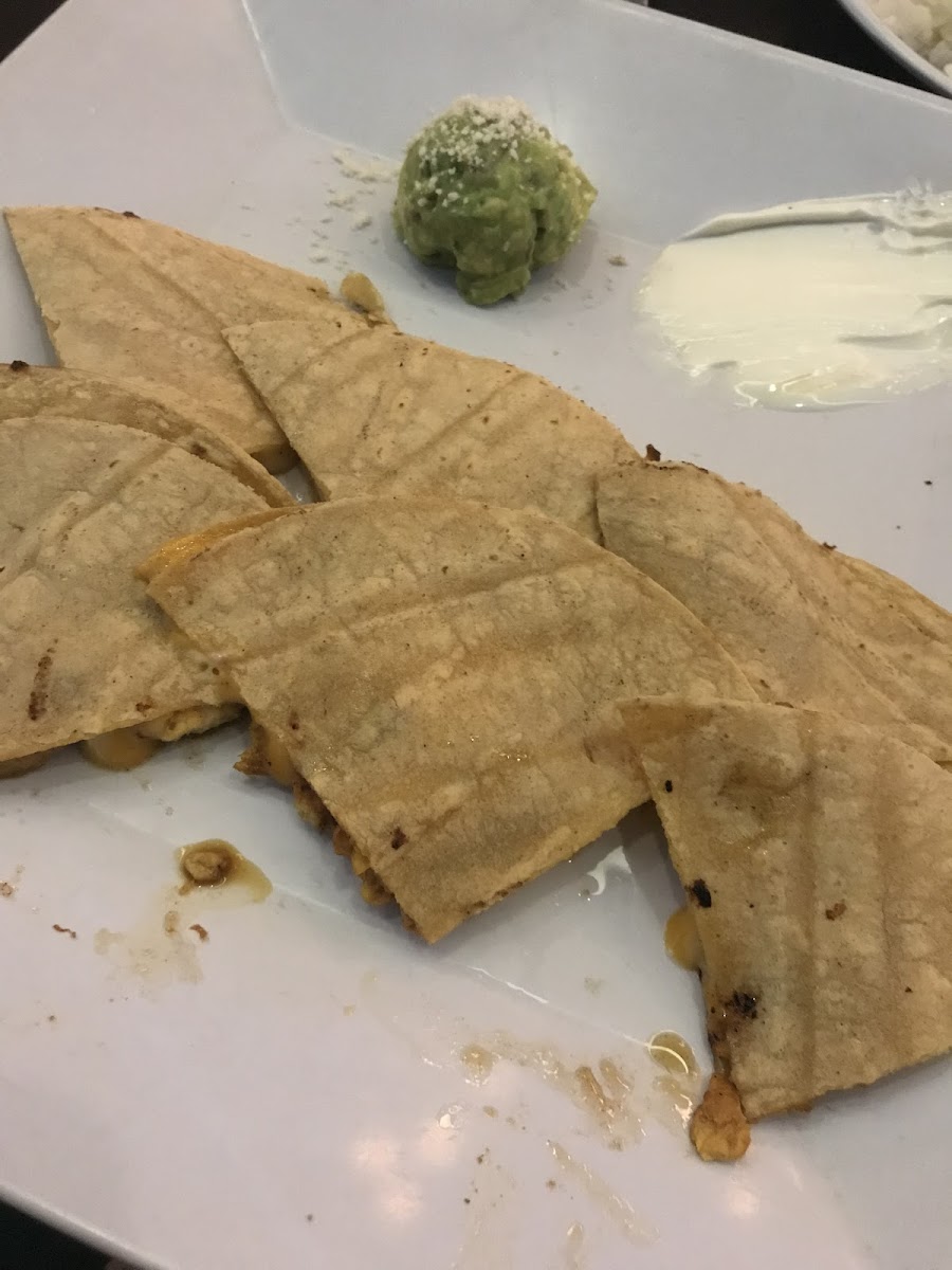 Chicken quesadilla (comes with 8 slices) with guacamole and sour cream